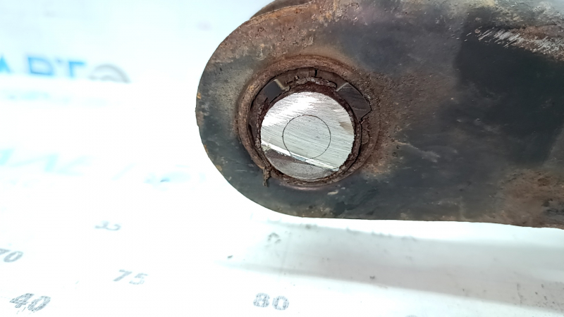 The lower control arm under the rear right spring of the Mazda CX-9 16-23 is rusty, the silent block needs to be replaced