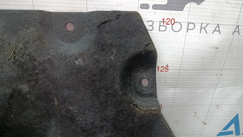The rear engine guard of the BMW 3 Series 19-25 RWD is worn out.