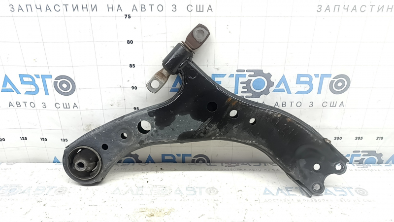 The lower front left control arm of a Toyota Sienna 21-24 has a cracked silent block.