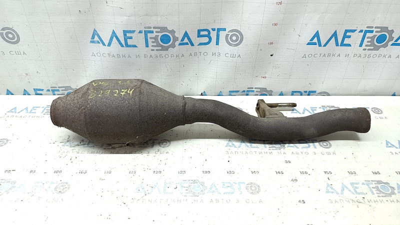 The rear catalytic converter of a Toyota Camry v40 3.5 is sawed off, without the downpipe, and is rusty.