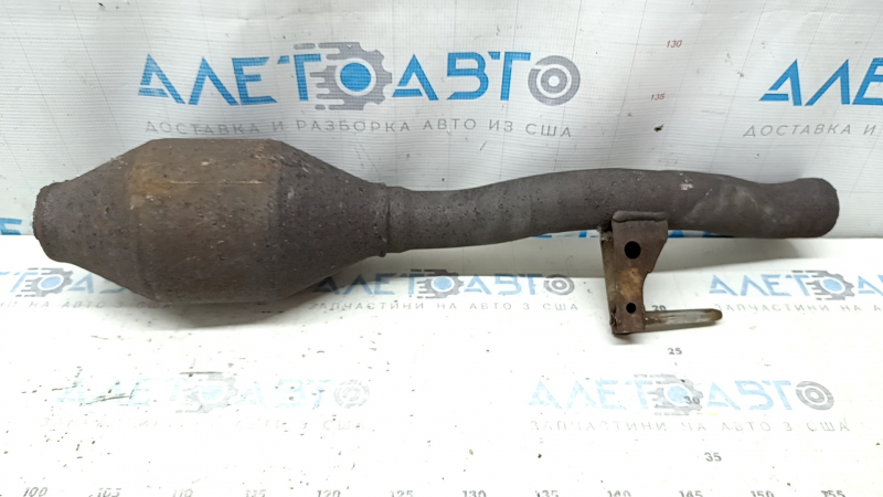 The rear catalytic converter of a Toyota Camry v40 3.5 is sawed off, without the downpipe, and is rusty.