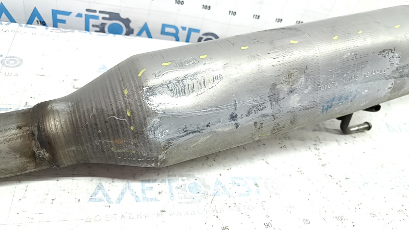 The exhaust pipe, the middle part with the barrel of Toyota Sienna 21-24, is crushed by the resonator.