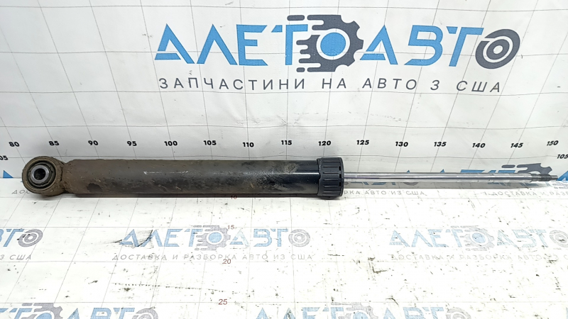 The rear left shock absorber of the VW Tiguan 09-18 AWD is rusty.
