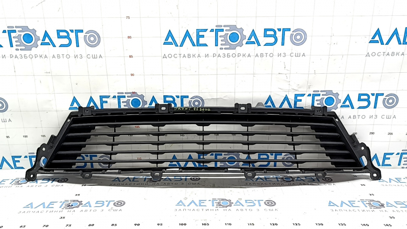 The lower grille of the front bumper of a Lexus ES300h 13-15 pre-restyling is cracked.