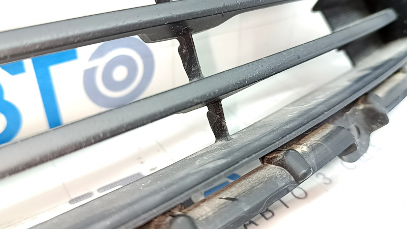 The lower grille of the front bumper of a Lexus ES300h 13-15 pre-restyling is cracked.