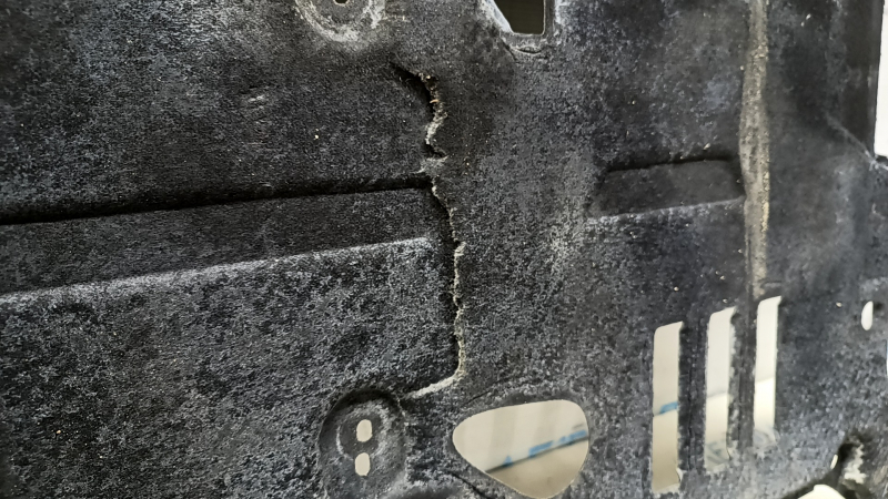Central underbody protection for Porsche Macan 15-18 rear 3.0T, 3.6T, broken