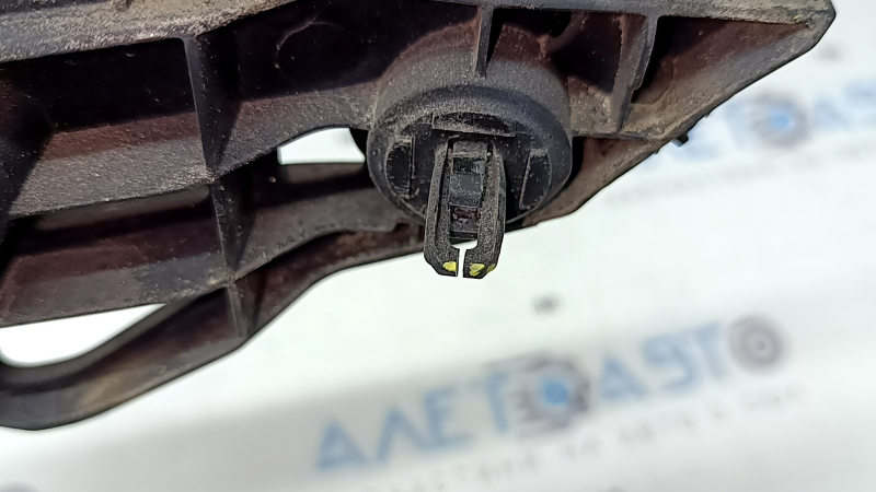Right front bumper mount for Toyota Prius V 12-17, crack in mount, broken latch