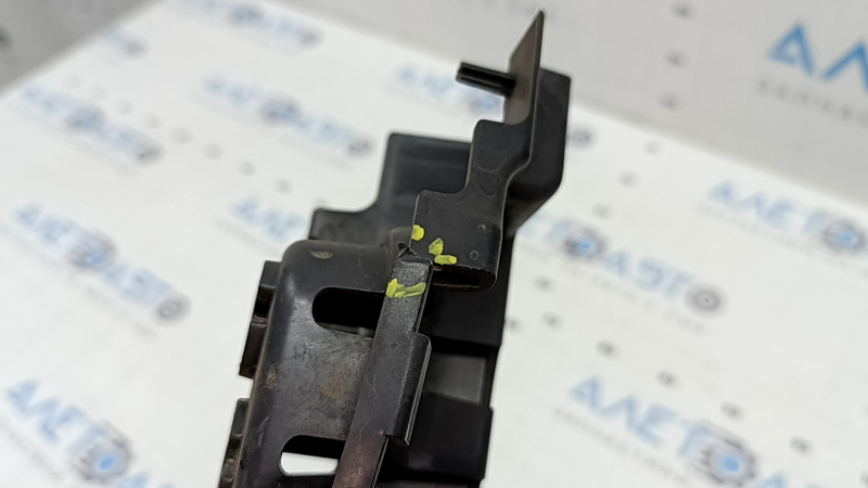 The upper right rear bumper mount for a BMW X3 G01 18-21 is broken.
