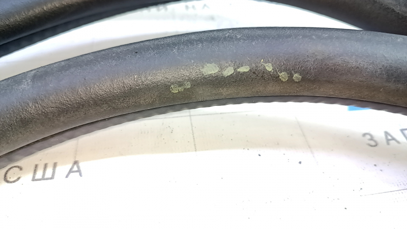 The front left door seal of the Jeep Cherokee KL 19-23 is worn out.