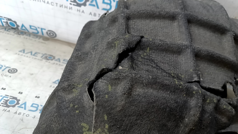 The rear left fender liner of a VW Beetle 12-19 is torn, the fastener is torn, the seam is torn, a fragment is missing