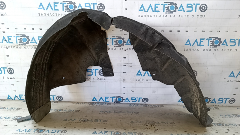The rear left fender liner of a VW Beetle 12-19 is torn, the fastener is torn, the seam is torn, a fragment is missing