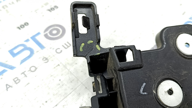 Right rear bumper mount under the headlight of a Chevrolet Equinox 18-24 Mexico built, crack in the mount