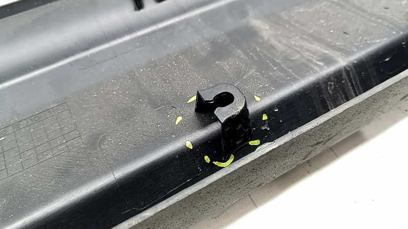 Lower front left door trim for Chevrolet Equinox 18-24, structure, broken fasteners