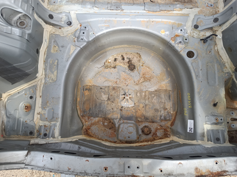 The trunk tray of a Toyota Prius V 12-17 on the body is rusty.