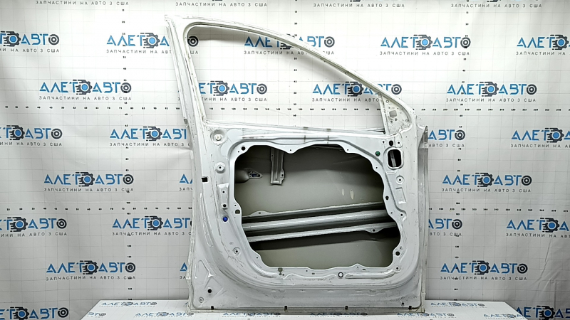 The door is bare, front left, Hyundai Tucson 22-24, white TW3, dent, bump