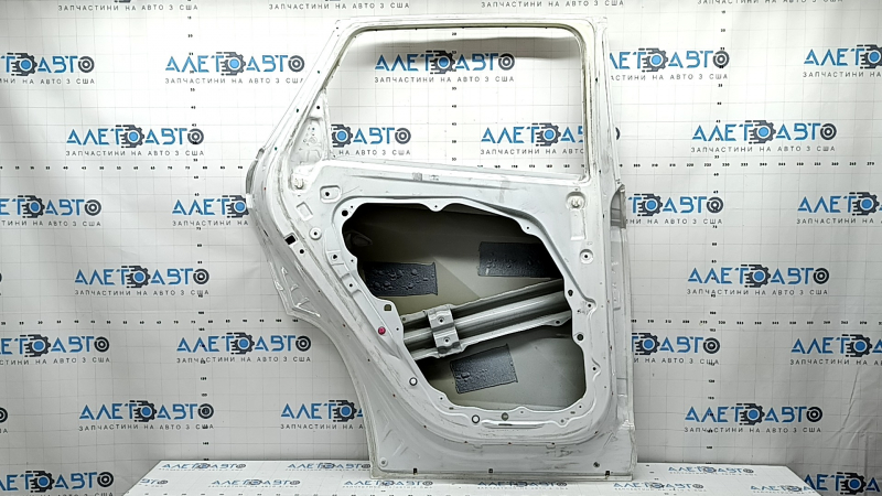 The bare rear left door of a Hyundai Tucson 22-24 white TW3, dents