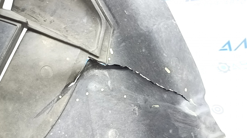 Front left fender liner, front part of BMW X3 G01 18-21, crack, dent