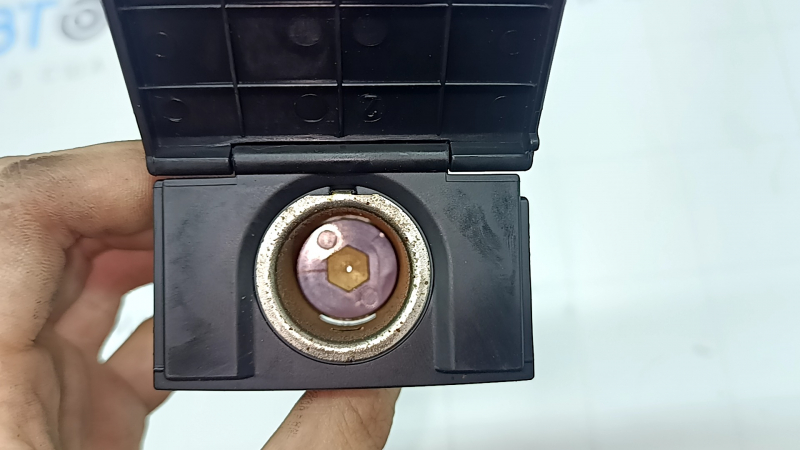 Cigarette lighter in the left wheel arch trim of the Hyundai Tucson 22-25