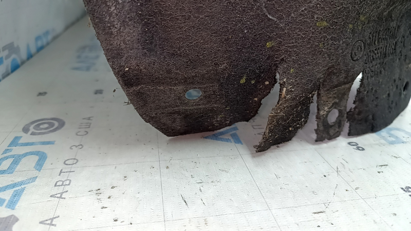 The rear left fender liner of the BMW X3 G01 18-21 is torn.