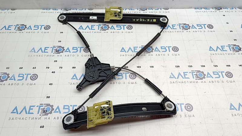 The rear right window lift mechanism of the Audi E-Tron 19-23 is cracked.