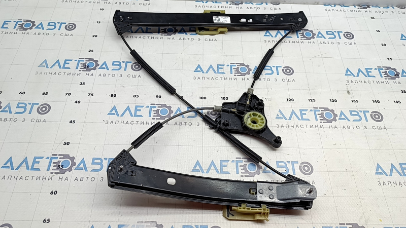 The rear right window lift mechanism of the Audi E-Tron 19-23 is cracked.