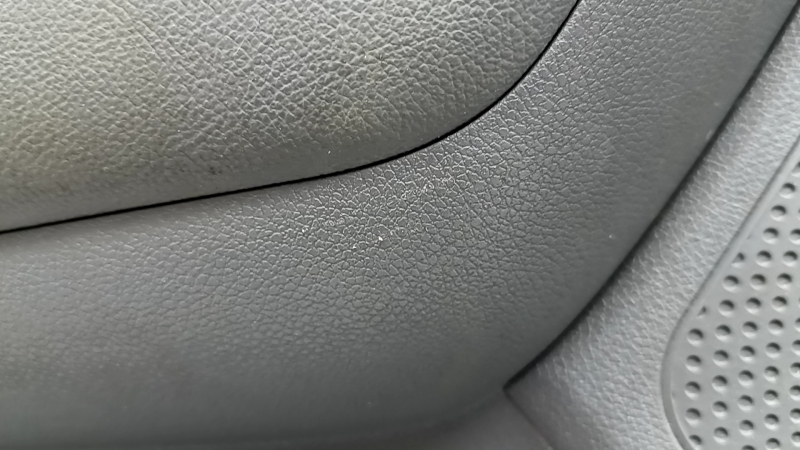 Front left door panel for Kia Niro 17-22, gray, glossy black insert, leather armrest, scratches, needs cleaning