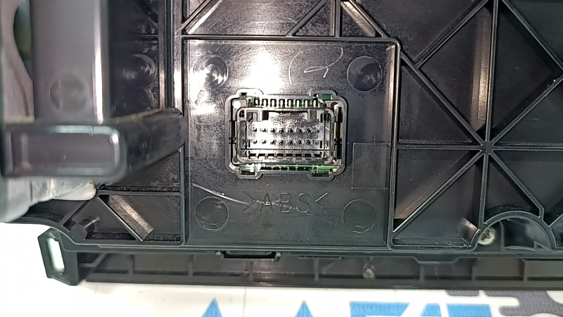 Tape recorder, radio, CD-player Toyota Camry v50 12-14 L scratches, scuffs, dents, chipped molding