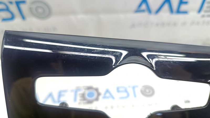 The center console trim on the Polestar 2 21-25 is worn out.