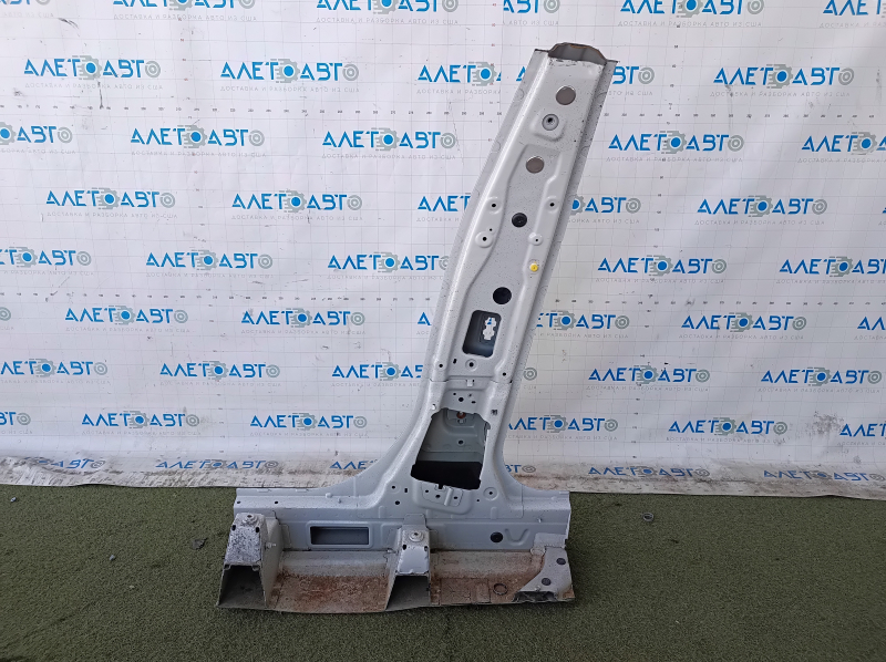 The central right body pillar of the BMW X3 G01 18 is sawn off, butt