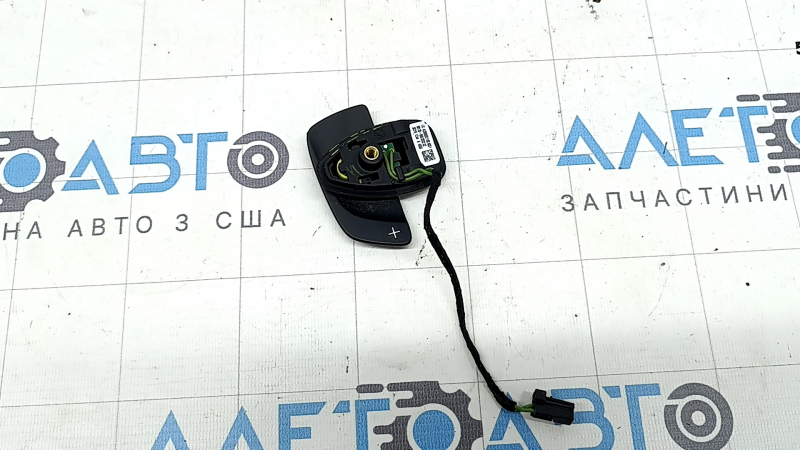 The right steering paddle shifter for a Mercedes C-class W205 15-18 has peeled off.