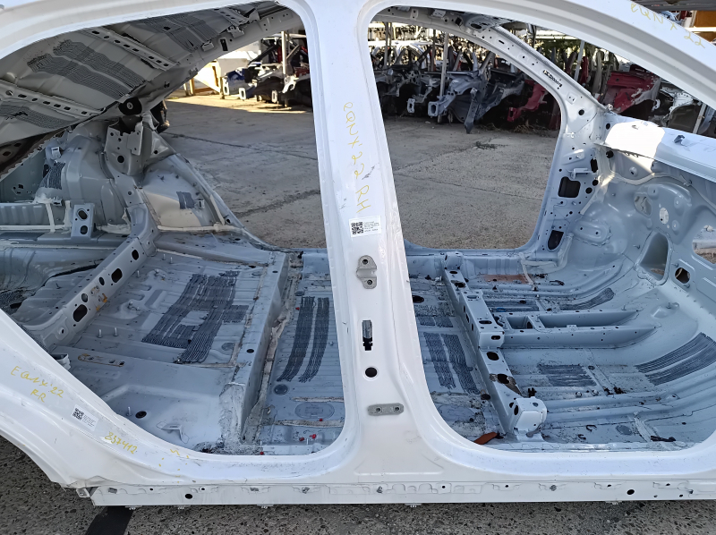 The central right body pillar of the Chevrolet Equinox 18-24 on the body