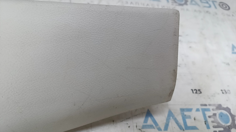 Upper trim of the trunk door of the Nissan Leaf 13-17 is gray, scratches, needs cleaning, the plastic has turned white