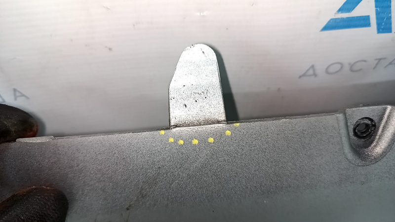 The front bumper lip of the Volvo XC90 16-19 is worn out, the fastening is cracked