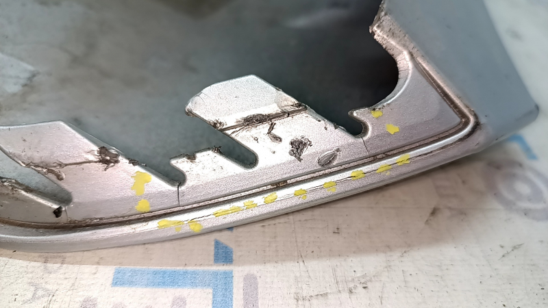 The front bumper lip of the Volvo XC90 16-19 is worn out, the fastening is cracked