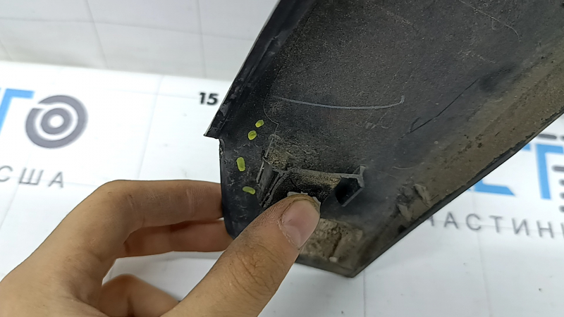 Rear right fender arch trim for Kia Niro 23-24, gloss black, scratches, broken mount, crack in mount