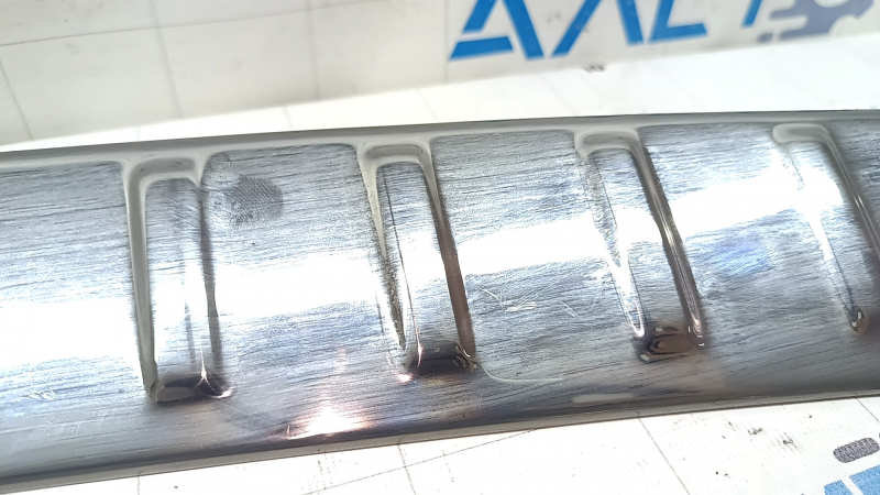 VW Tiguan 18-24 rear bumper trim, chrome, scratches, cuts