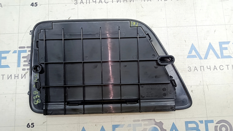 Left 2nd row seat heating air duct deflector Polestar 2 21-25 scratches