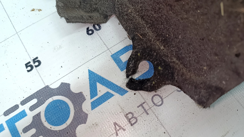 The rear right fender liner of a Lexus CT200h 11-17 has torn fasteners.