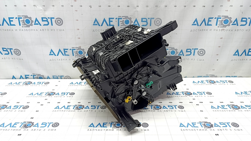 The bare heater housing of the Kia Niro 23-24 HEV air conditioner for the rear row air conditioning is broken.
