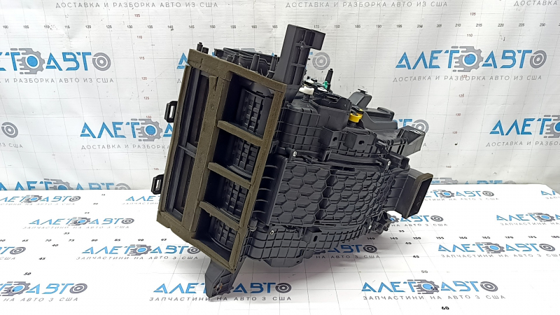 The bare heater housing of the Kia Niro 23-24 HEV air conditioner for the rear row air conditioning is broken.