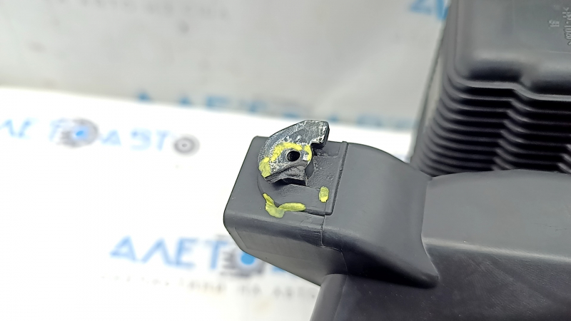 The bare heater housing of the Kia Niro 23-24 HEV air conditioner for the rear row air conditioning is broken.