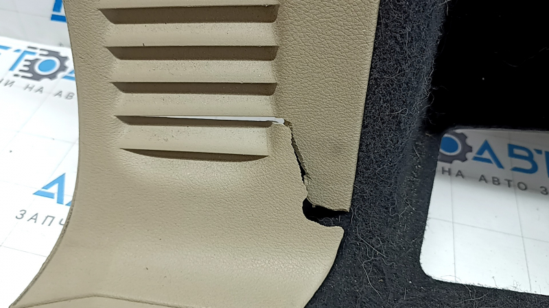 Left arch trim for a Jeep Grand Cherokee WK2 18-20, beige, electric, with hooks, scratches, crack, needs cleaning