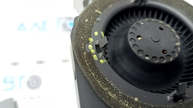 The driver's seat blower fan for the Jeep Grand Cherokee WK2 18-22 has a broken mount.