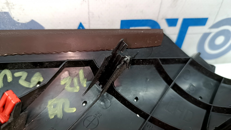 Right center console trim for Toyota Venza 21-24, leather, brown, scratches, broken fasteners