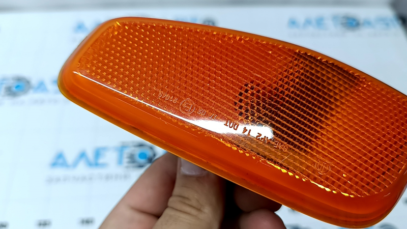 Jeep Renegade 15-23 front right fender turn signal reflector cracked