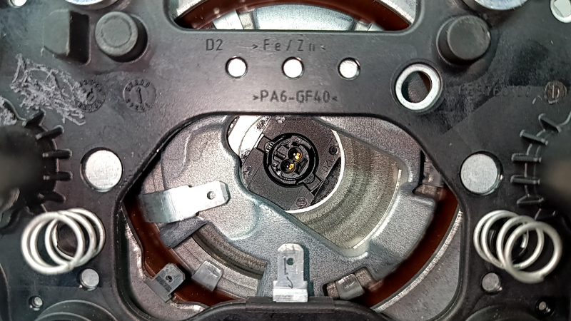 The steering wheel airbag for the driver's side of a Volkswagen ID.4 21-22 is black, without wiring, and has scratches.