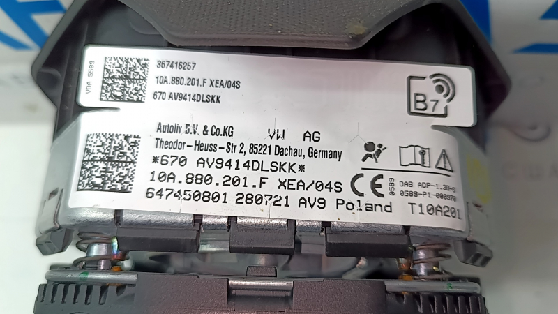 The steering wheel airbag for the driver's side of a Volkswagen ID.4 21-22 is black, without wiring, and has scratches.
