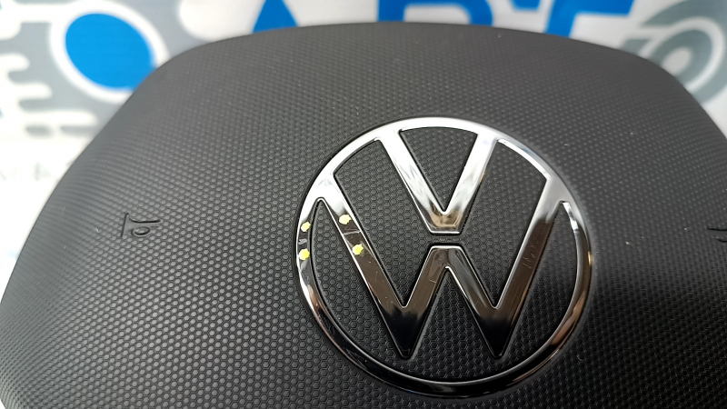 The steering wheel airbag for the driver's side of a Volkswagen ID.4 21-22 is black, without wiring, and has scratches.