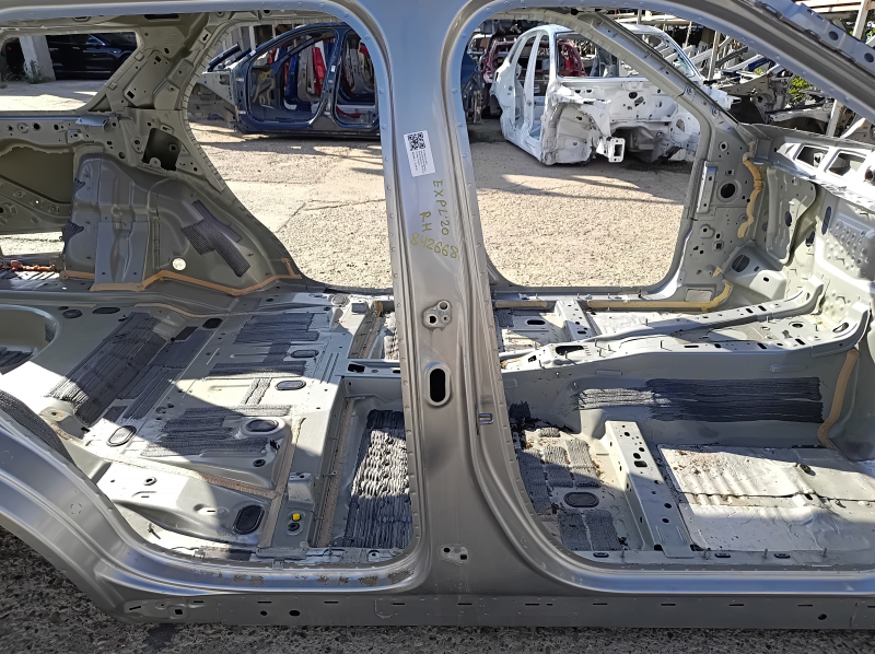 The central right body pillar of the Ford Explorer 20-23 on the body, the butt