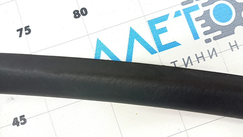 The front right door seal for the Alfa Romeo Stelvio 18-25 is worn out.